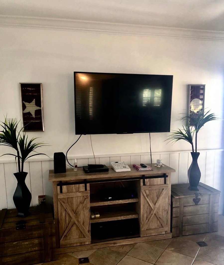 Eric's House media console TV