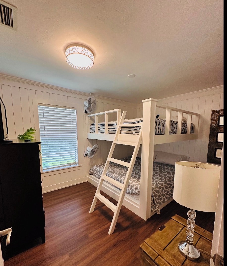 Eric's House guest bedroom 2 king sized bunk beds