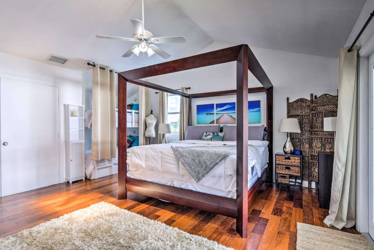 Bedroom 3 — four-poster king bed